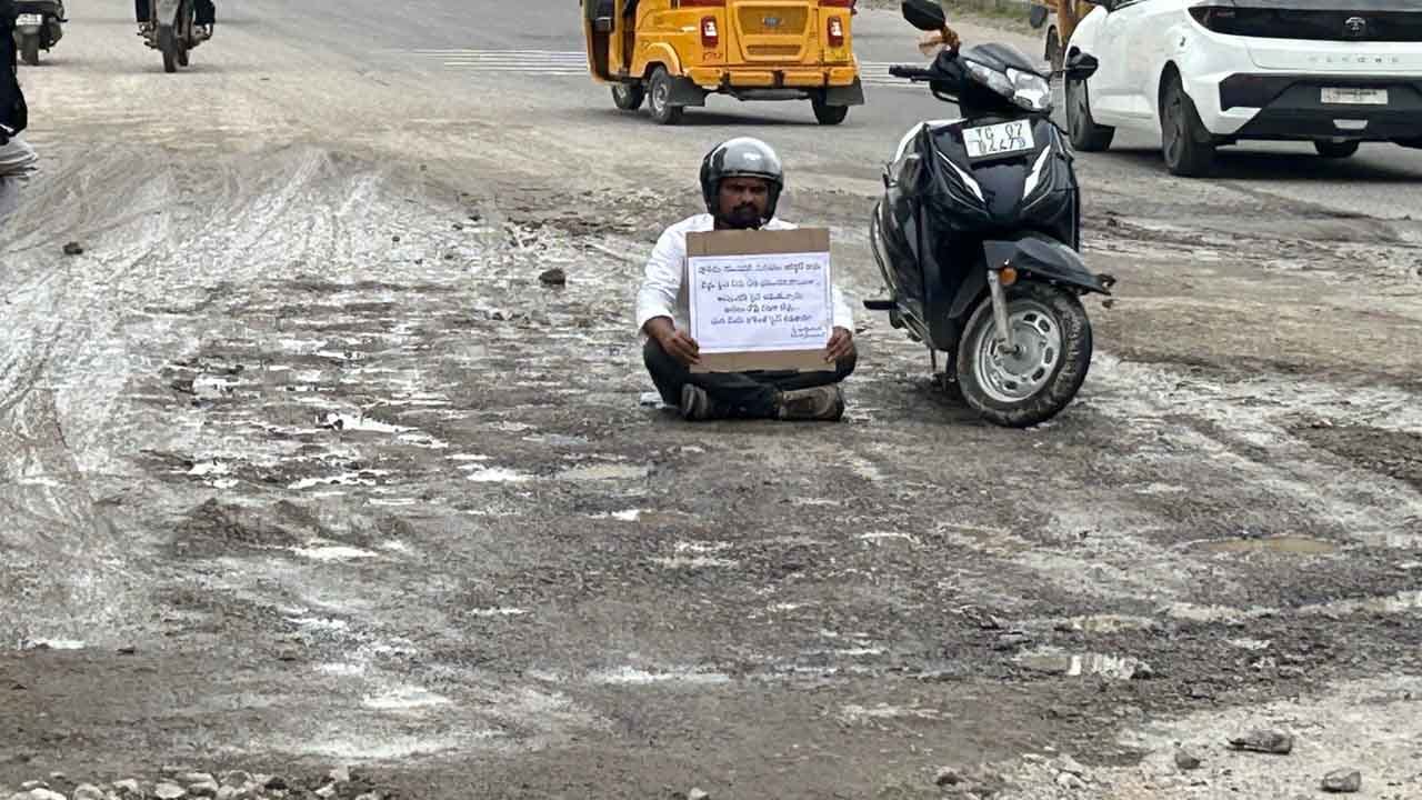 ‘ట్రాఫిక్ చలాన్లు కాదు.. ముందు మీరు టాక్స్ కట్టండి..’ ఓ యువకుడి వింత నిరసన!