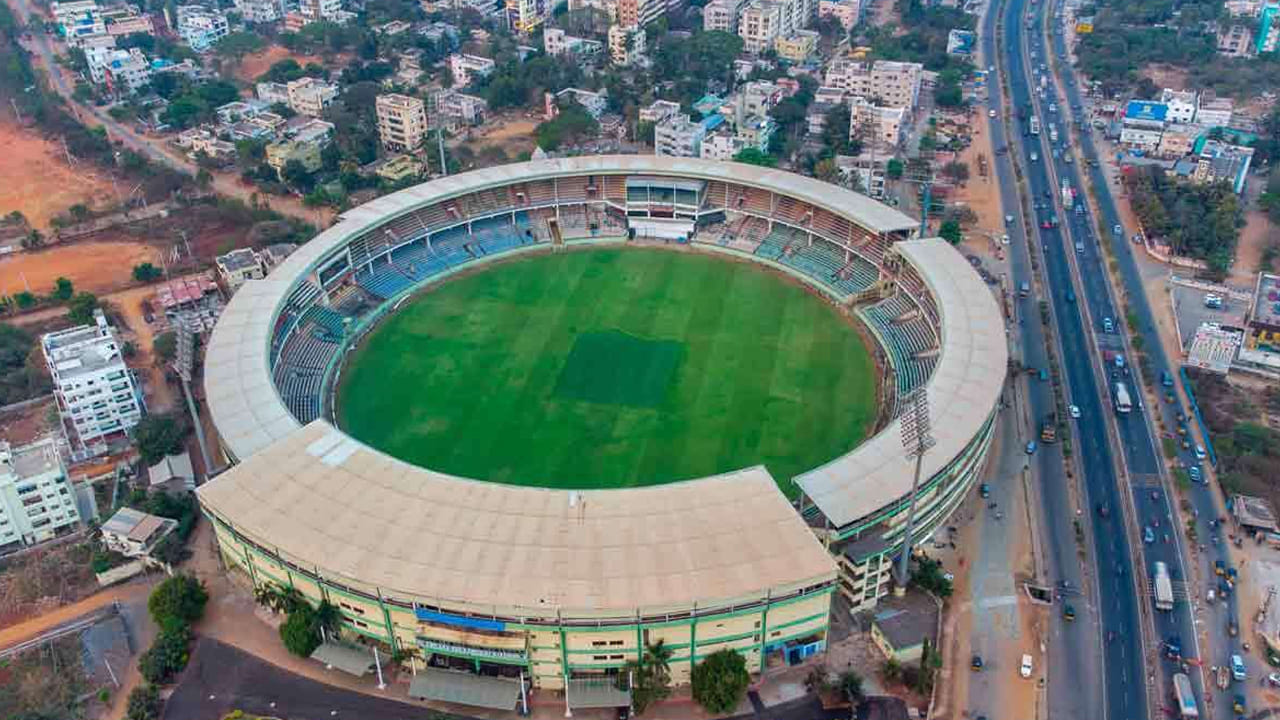 ACA-VDCA క్రికెట్ స్టేడియం, వైజాగ్.. ACA-VDCA క్రికెట్ స్టేడియం ఐపీఎల్‌ జట్టు ఢిల్లీ క్యాపిటల్స్‌కు రెండవ నిలయం, 27,500 మంది ప్రేక్షకులను కలిగి ఉంటుంది. విశాఖపట్నం మైదానం 2003లో ప్రారంభమైంది. స్పిన్నర్లకు సహాయపడే పిచ్‌ను కలిగి ఉంది. ఈ వేదిక భారత పురుషుల జట్టుకు క్రికెట్ మూడు ఫార్మాట్‌లకు ఆతిథ్యం ఇచ్చింది. 2005లో MS ధోని తన తొలి వన్డే సెంచరీ ఇదే గ్రౌండ్‌లో సాధించాడు. 