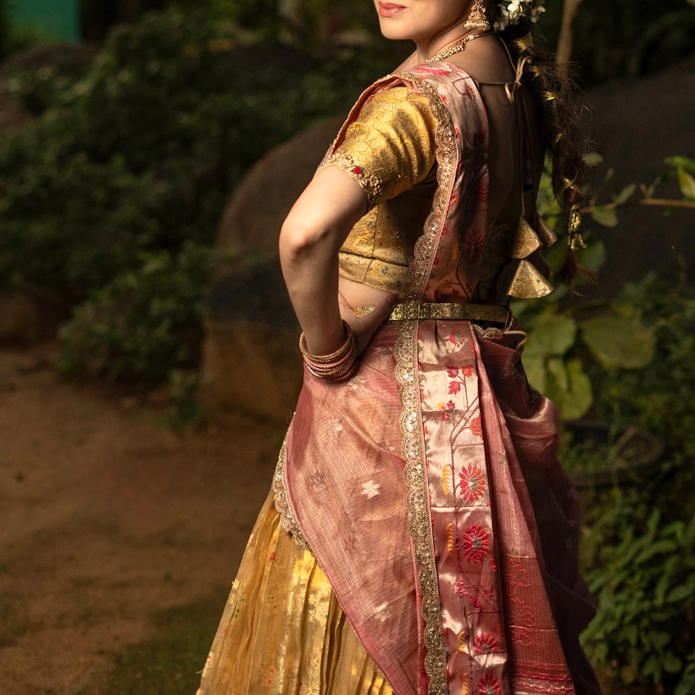  సౌత్ ఇండస్ట్రీ ఆమె టాప్ హీరోయిన్. తొలి సినిమాతోనే భారీ విజయాన్ని అందుకుంది. అందం, అమాయకత్వం, అద్భుతమైన నటనతో తెలుగు ప్రేక్షకులను కట్టిపడేసింది. అప్పట్లో కుర్రాళ్ల కలల రాణి. తెలుగులో స్టార్ హీరోల సరసన నటించి మెప్పించిన ఈ ముద్దుగుమ్మ.. కొన్నేళ్లపాటు సౌత్ ఇండస్ట్రీని ఓ ఊపు ఊపేసింది. 