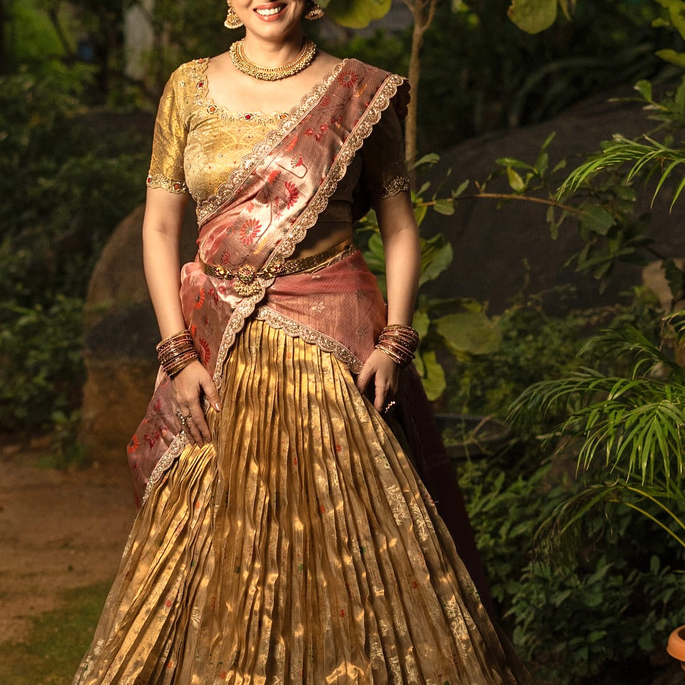  దాదాపు నాలుగు పదుల వయసులోనూ ప్రేమ, పెళ్లికి దూరంగా ఉంటూ సింగిల్ లైఫ్ ఎంజాయ్ చేస్తుంది. అప్పట్లో వరుస సినిమాలతో సందడి చేసిన ఈ ముద్దుగుమ్మ ఇప్పుడు వైల్డ్ లైఫ్ ఫోటోగ్రాఫర్ గా మారింది. ప్రస్తుతం అడవులలో ఉండే జంతువుల ఫోటోస్ మరింత అందంగా తీస్తూ తనకు నచ్చిన రంగంలో ప్రశాంతమైన జీవితాన్ని గడిపేస్తుంది. 