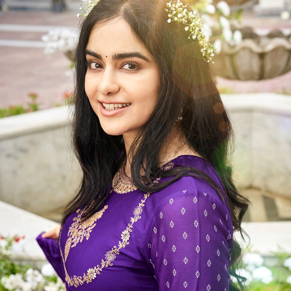 సినిమా ఇండస్ట్రీలో హీరోయిన్స్ కొన్ని సినిమాలకే పరిమితం అవుతున్నారు. చేసింది తక్కువ సినిమాలే అయినా విపరీతమైన క్రేజ్ సొంతం చేసుకుంటున్నారు. కానీ ఆతర్వాత కనిపించకుండా పోతున్నారు ఈ ముద్దుగుమ్మలు. మరికొంతమంది టాలీవుడ్ లో సినిమాలు చేసి ఆతర్వాత బాలీవుడ్ కు చెక్కేస్తున్నారు.