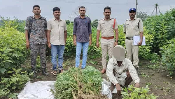 Telangana: ఆ చేను నుంచి అదో మాదిరి వాసన.. సమాచారంతో పోలీసులు వెళ్లి చూడగా..