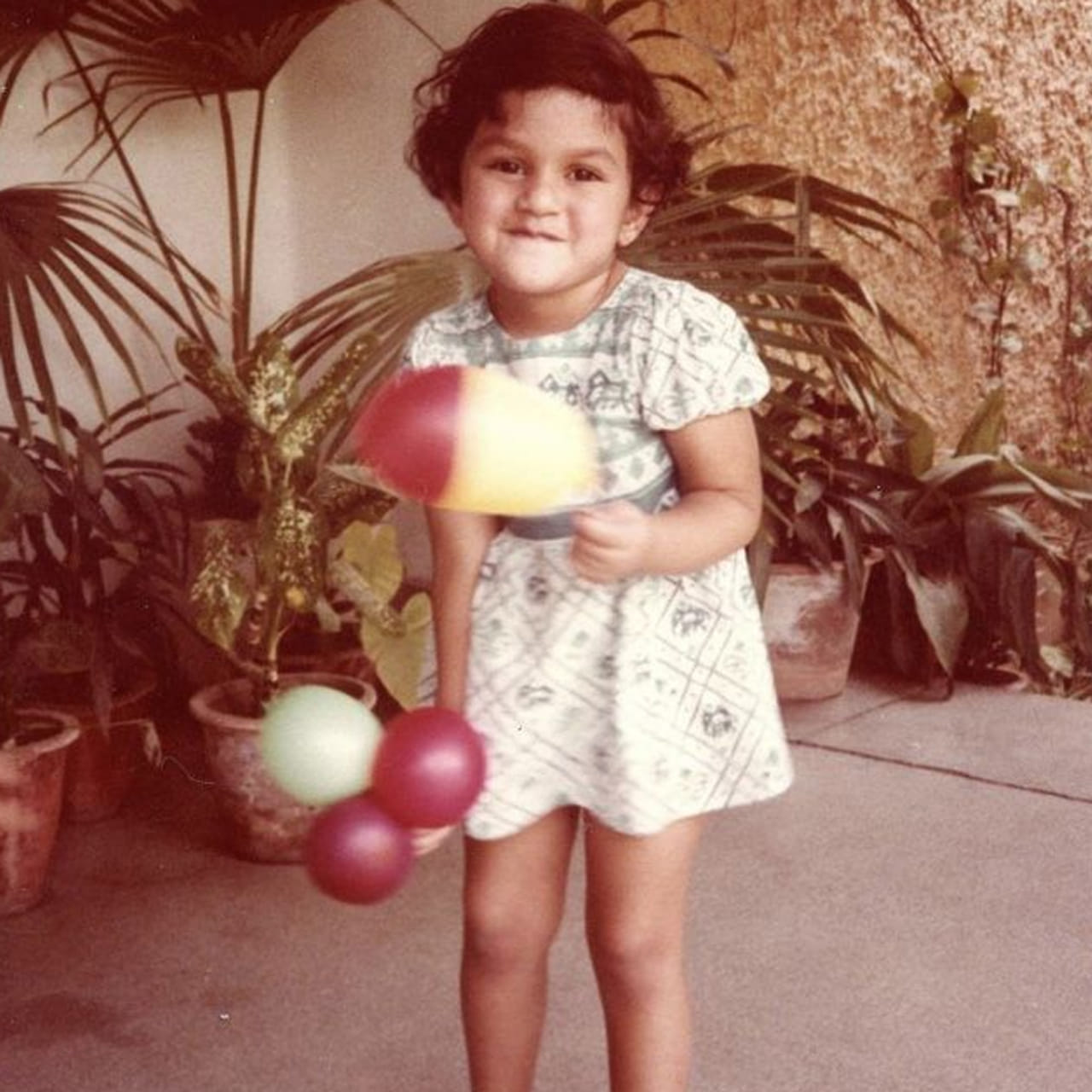 ప్రస్తుతం సోషల్ మీడియాలో ఓ స్టార్ హీరోియన్ చిన్నాటి ఫోటో తెగ వైరలవుతుంది. పైన ఫోటోలో కనిపిస్తున్న చిన్నారిని గుర్తుపట్టారా.. ? దక్షిణాది సినీప్రియులకు ఇష్టమై హీరోయిన్. తక్కువ సమయంలోనే ఇండస్ట్రీలో స్టార్స్ సరసన నటించి మెప్పించింది.