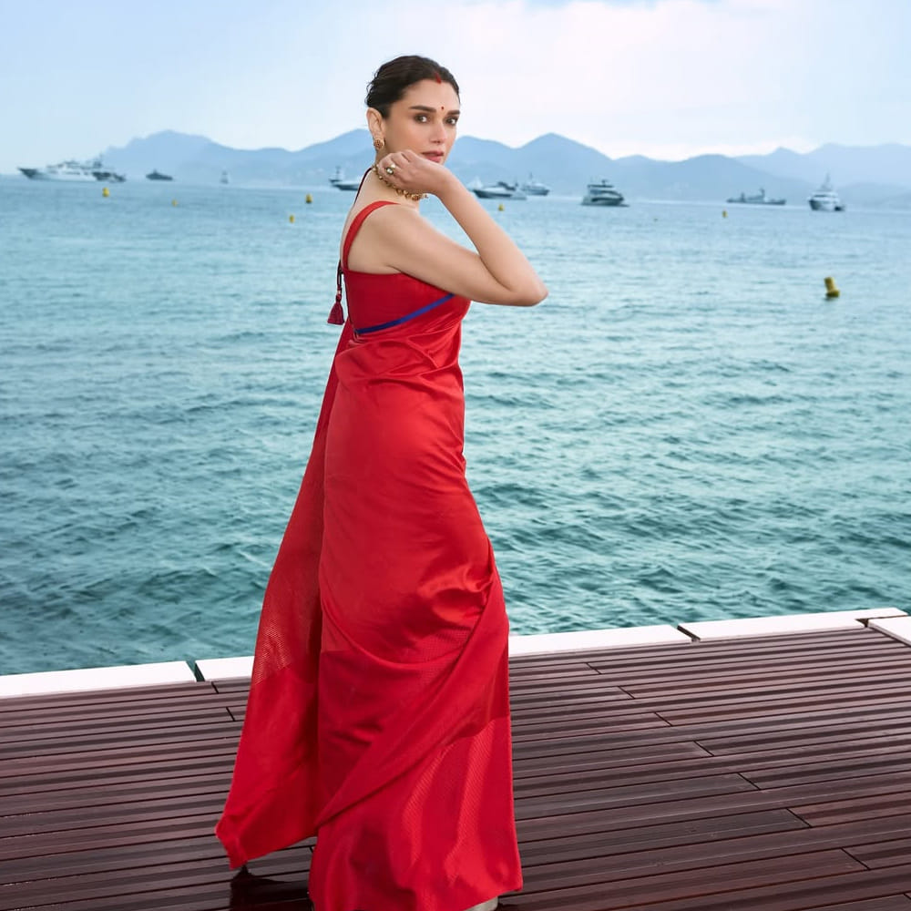 ఆమె మరెవరో కాదు.. అదితి రావు హైదరీ. మలయాళ సినిమా మెగాస్టార్ మమ్ముట్టితోపాటు ఆయన తనయుడు దుల్కర్ సల్మాన్ తో కలిసి నటించి మెప్పించింది. తండ్రీకొడుకులిద్దరికీ జంటగా నటించింది.