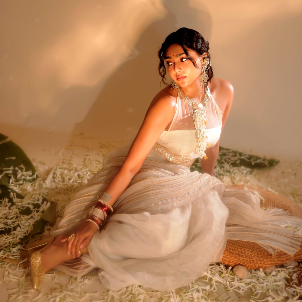 ఎంబీబీఎస్ పూర్తి చేసి డాక్టర్ అయ్యాక సినిమాల్లోకి ఎంట్రీ ఇచ్చింది ఐశ్వర్య లక్ష్మీ. 2014లో మోడలింగ్ రంగంలోకి ప్రవేశించింది. 2017లో నందలవర నాడు నాడ్ ఒరు ఆవాలా సినిమాతో తన సినీ కెరీర్‌ని ప్రారంభించింది. అదే ఏడాది మాయనది సినిమాతో నటిగా ప్రశంసలు అందుకుంది. ఈ సినిమాకు ఆమె ఫిల్మ్‌ఫేర్, సైమా, క్రిటిక్స్ అవార్డులను సొంతం చేసుకుంది