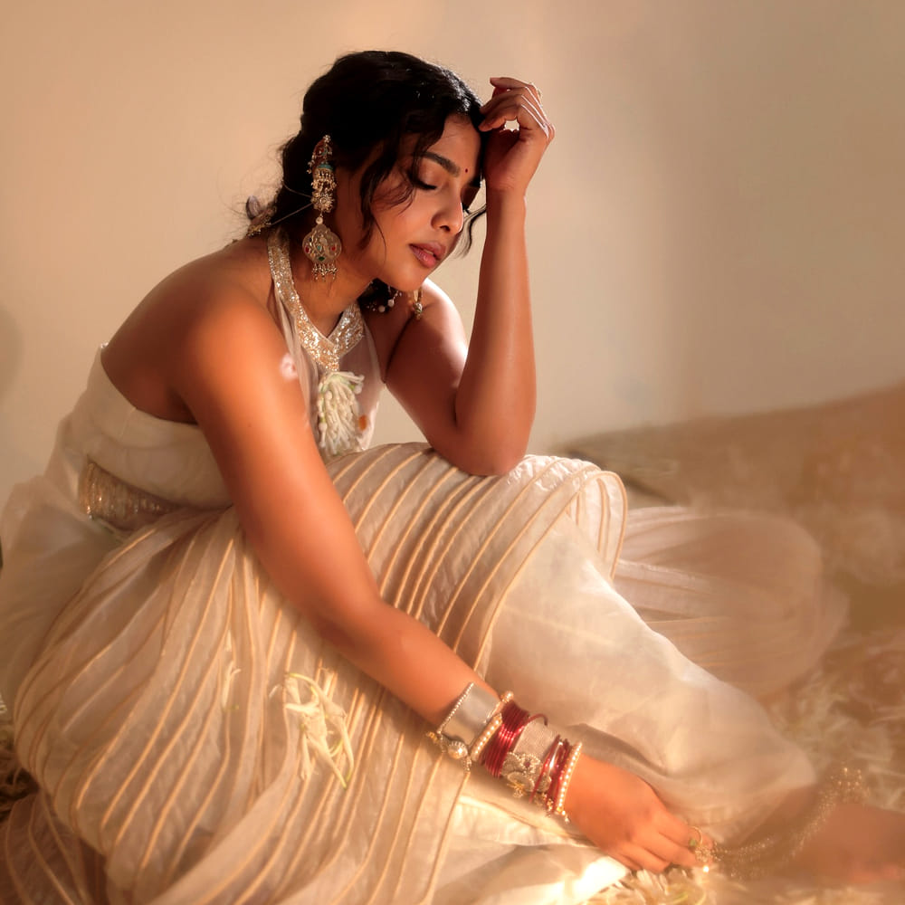 ఇక ఇప్పుడు సాయి ధరమ్ తేజ్ నటిస్తున్న కొత్త సినిమాలో హీరోయిన్ గా నటిస్తుంది ఈ అమ్మడి. ఇక సోషల్ మీడియాలో యాక్టివ్ గా ఉండే ఈ చిన్నది. రెగ్యులర్ గ తన క్రేజీ ఫొటోలతో అభిమానులను ఆకట్టుకుంటుంది. రెగ్యులర్ గా ఫోటోలు షేర్ చేస్తుంది ఈ అమ్మడు. 