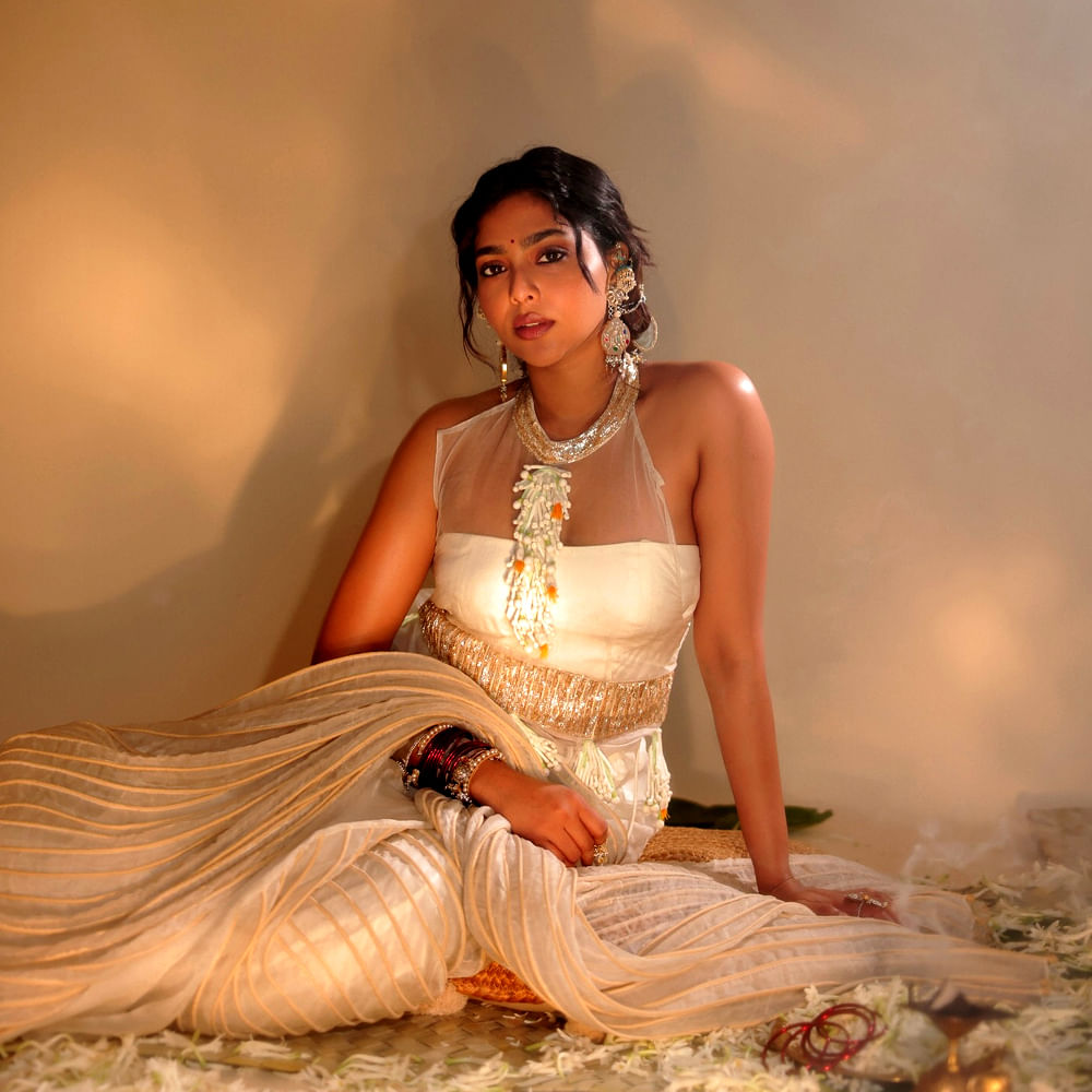 ఈ సినిమాలో తన నటనతో ఆకట్టుకుంది అలాగే తమిళ్ లో తెరకెక్కిన మట్టి కుస్తీ సినిమాలోనూ నటించింది. ఈ సినిమా తెలుగులోనూ డబ్ అయ్యి ప్రేక్షకులను ఆకట్టుకుంది. అలాగే మలయాళంలో దుల్కర్ సల్మాన్ హీరోగా నటించిన కింగ్ ఆఫ్ కొత సినిమాలో నటించింది.