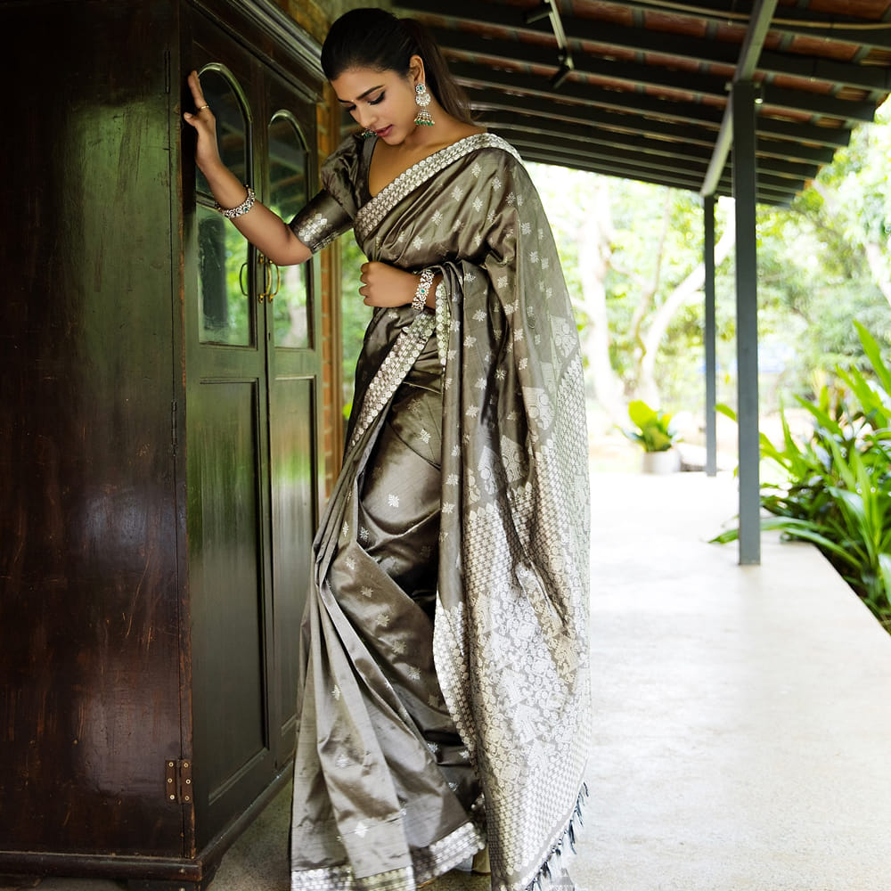 2010లో పంచ్ భరత్ దర్శకత్వం వహించిన “నీతనా అవన్” చిత్రంలో ప్రధాన పాత్రలో నటించింది. ఈ మూవీతోనే సినీరంగుల ప్రపంచంలోకి అడుగుపెట్టింది. 2017లో మలయాళంలో “జోమొండే సువిసెసమల్” ప్రధాన పాత్రలో నటించింది. ఆ తర్వాత వెట్రి మారన్ దర్శకత్వం వహించిన 2018 చిత్రం “వడ చెన్నై” తమిళ సినిమా భారీ హిట్ గా నిలిచింది.