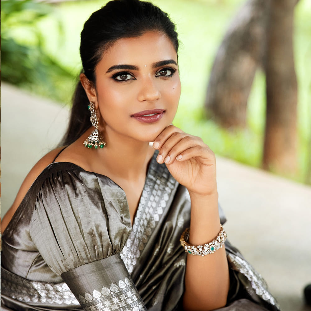 ఐశ్వర్య రాజేష్.. ఇప్పుడు ఈ చిన్నదని పేరు టాలీవుడ్ లో ఎక్కువగా వినిపిస్తుంది. ఒకే ఒక్క సినిమాతో స్టార్ డమ్ సొంతం చేసుకుంది. రీసెంట్ గా సంక్రాంతికి వస్తున్నాం సినిమాతో భారీ హిట్ అందుకుంది ఈ ముద్దుగుమ్మ.  అనిల్ రావిపూడి దర్శకత్వంలో తెరకెక్కిన సంక్రాంతికి వస్తున్నాం సినిమా జనవరి 14న ప్రేక్షకుల ముందుకు వచ్చింది.