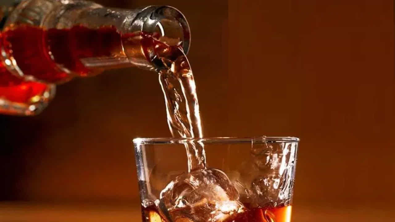 ముఖ్యంగా గోవాలో విస్కీ, రమ్, వోడ్కా వంటి వివిధ బ్రాండ్లు చాలా ఫేమస్‌. దీని వలన గోవాలో కొన్ని మద్యం అమ్మకాలు ఇతర రాష్ట్రాల కన్నా ఎక్కువగా ఉంటాయి. గోవాలో వోడ్కా చాలా ఫేమస్‌. చాలా మంది వోడ్కాను దాని రుచి, సువాసన కోసం కూడా తాగుతారు. ఈ వోడ్కా 750 ml బాటిల్ గోవాలో రూ. 850 కు లభిస్తుంది. గోవాలో కదంబ విస్కీ కూడా చాలా ఫేమస్‌. ఈ విస్కీకి ఉత్తమ భారతీయ సింగిల్-మాల్ట్ విస్కీ అనే కూడా ఉంది. ఈ కదంబ విస్కీ 750 ml బాటిల్ రూ. 2200కే లభిస్తుంది.