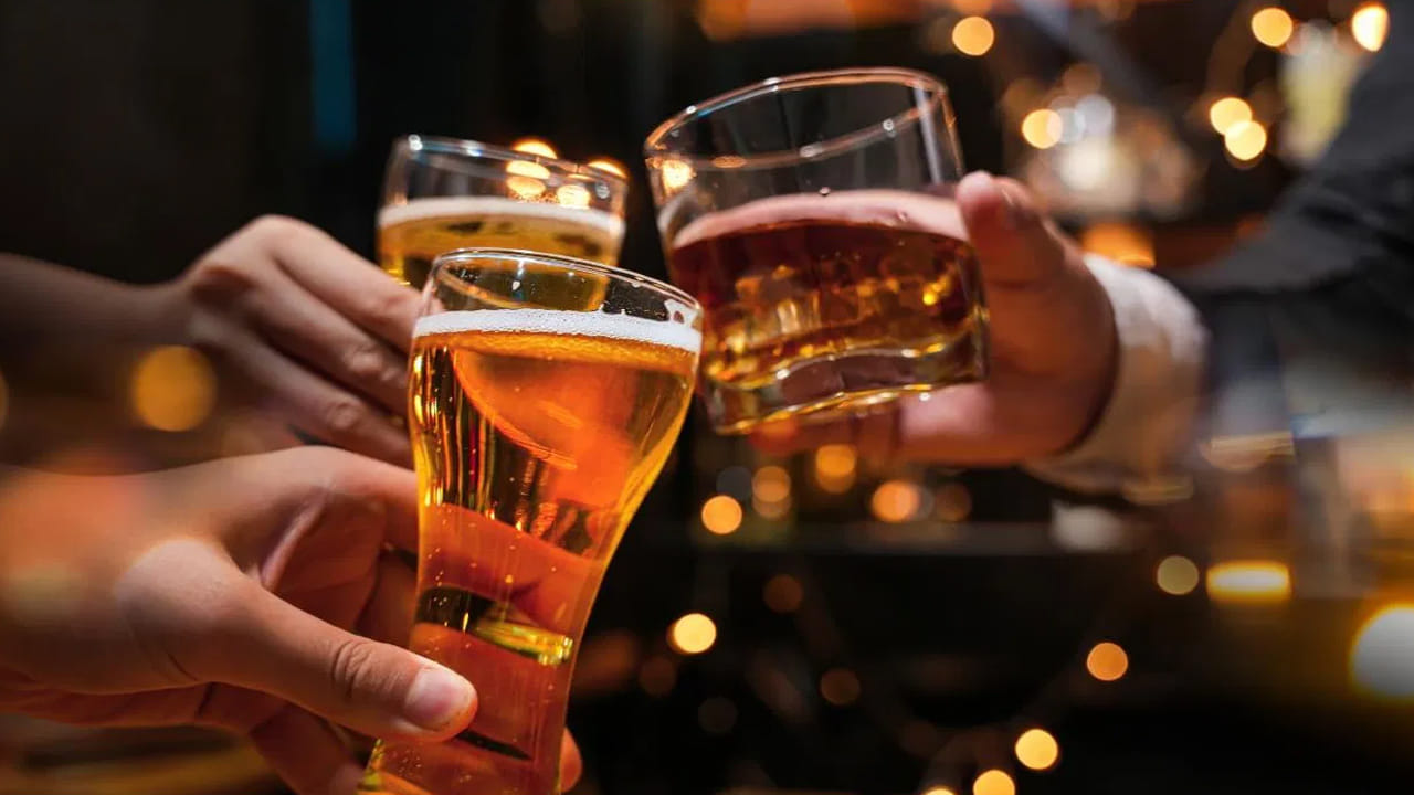 మీరు బరువు తగ్గడానికి కష్టపడి పనిచేస్తుంటే, ఈ సమయంలో మద్యం సేవించడం మానుకోండి. బదులుగా, మీరు చాలా తక్కువ పరిమాణంలో రెడ్ వైన్, నిమ్మకాయ-పుదీనా నీరు, సోడా నీరు లేదా తాజా రసాలను తీసుకోండి. (NOTE: పైన పేర్కొన్న అంశాలు నివేదికలు, ఇంటర్నెట్ నుంచి సేకరించిన వివరాల ఆధారంగా ఇవ్వబడినవి. కాబట్టి వీటిలో మీకు ఏవైనా సందేహాలు ఉంటే కచ్చితంగా వైద్యులను సంప్రదించండి)