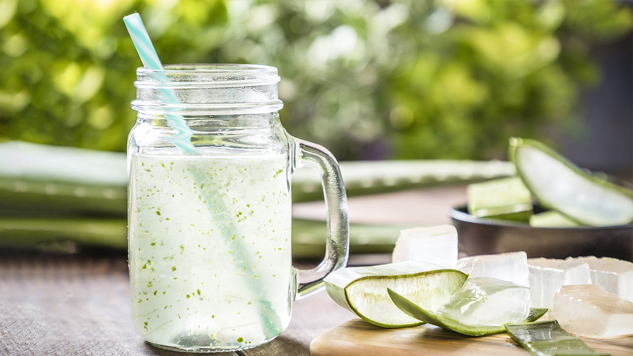 అలోవెరా జ్యూస్ జీర్ణక్రియకు సహాయం చేస్తుంది. ఇది గ్యాస్, మలబద్ధకం వంటి సమస్యలను తగ్గించడంలో సహాయపడుతుంది. అలోవెరా జ్యూస్లో తక్కువ కేలరీలు ఉంటాయి. జీవక్రియ రేటును పెంచుతుంది. ఇది బరువు తగ్గడానికి సహాయపడుతుంది. అలోవెరా లో ఉండే విటమిన్ C రోగనిరోధక శక్తిని పెంచుతుంది, జలుబు, జ్వరాలు వంటి సమస్యలను తగ్గిస్తుంది.