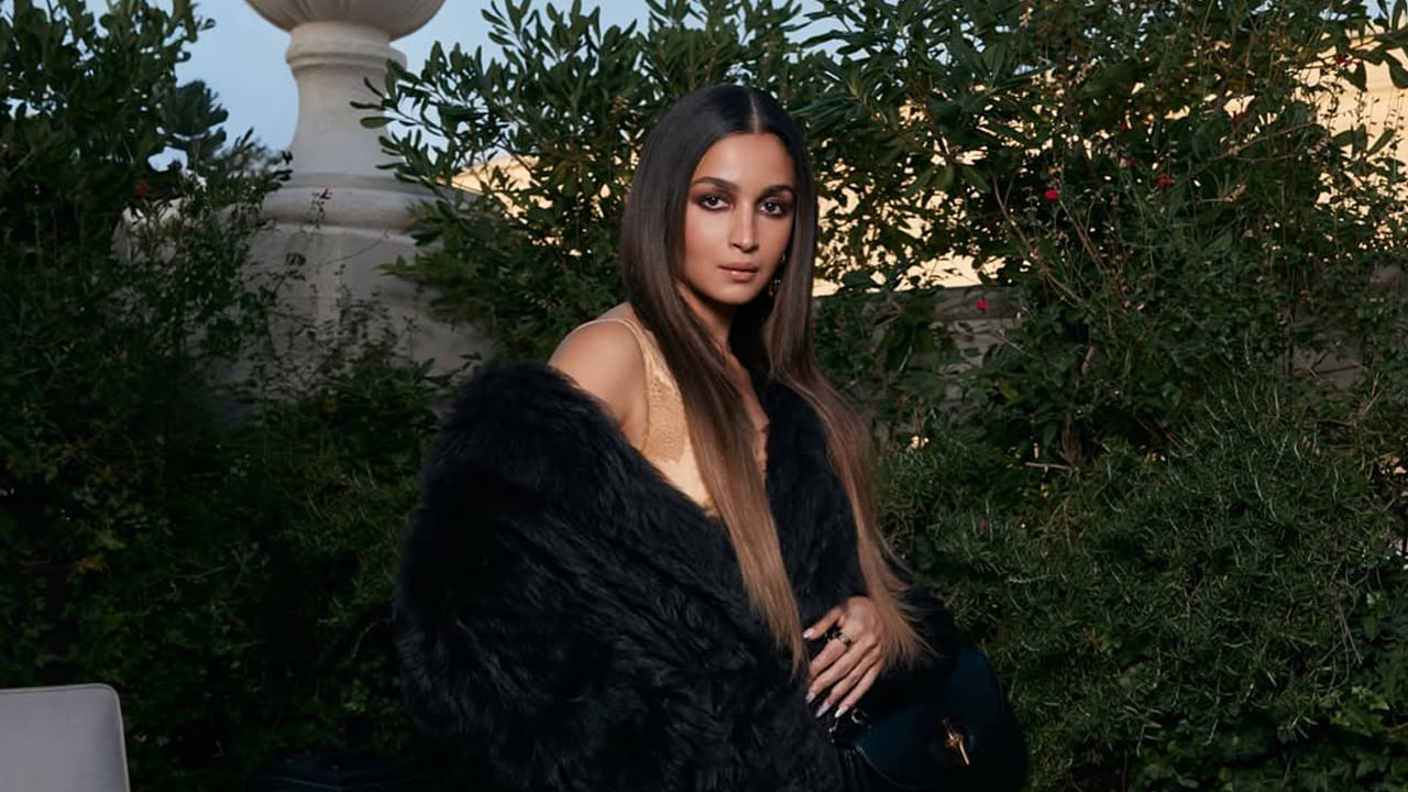 అందాల ముద్దుగుమ్మ ఆలియా గురించి ప్రత్యేకంగా చెప్పాల్సిన పని లేదు. అందం, అభినయం ఈ ముద్దుగుమ్మ సొంతం. ఎప్పుడూ డిఫరెంట్ లుక్‌లో దర్శనం ఇచ్చే ఈ చిన్నది తాజాగా బోల్డ్ లుక్‌లో దర్శనం ఇచ్చింది. ప్రస్తుతం దీనికి సంబంధించిన ఫొటోస్ నెట్టింట తెగ వైరల్ అవుతున్నాయి.