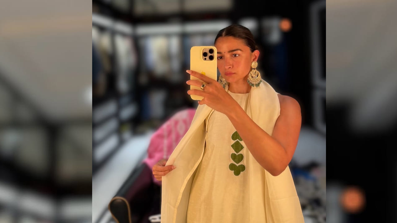 తాజాగా ఈ చిన్నది వినాయక చవితి సందర్భంగా తన సోషల్ మీడియాల అకౌంట్‌లో పలు ఫొటోలు షేర్ చేసింది. అందులో ఈ అమ్మడు అందానికి ఎవ్వరైనా ఫిదా అయిపోవాల్సిందే, ముఖ్యంగా ఓ స్మైల్‌తో ఉన్న ఫొటో ప్రతి ఒక్కరి మనసు దోచేస్తుంది. మరి మీరు కూడా ఆ ఫొటోస్ చూసెయ్యండి.  