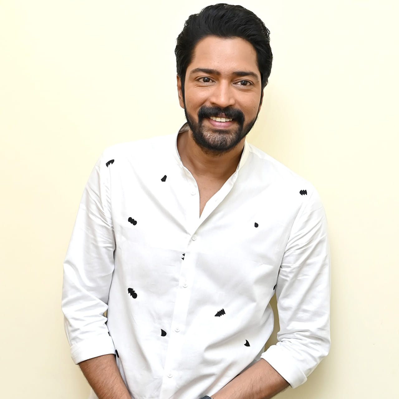 ఎప్పుడూ కామెడీ సినిమాలే ఏం చేస్తాం.. అప్పుడప్పుడూ కొత్తగా ట్రై చేస్తేనే కదా మనలో ఉన్న నటుడికి కూడా పని చెప్పినట్లు ఉంటుంది అంటున్నారు అల్లరి నరేష్. నాంది నుంచి ఆయన చేస్తున్నది ఇదే. మధ్య మధ్యలో కామెడీ ట్రై చేస్తున్నా.. ఈ మధ్య ఎక్కువగా విభిన్నమైన కాన్సెప్ట్స్ వైపు అడుగులేస్తున్నారు నరేష్. 