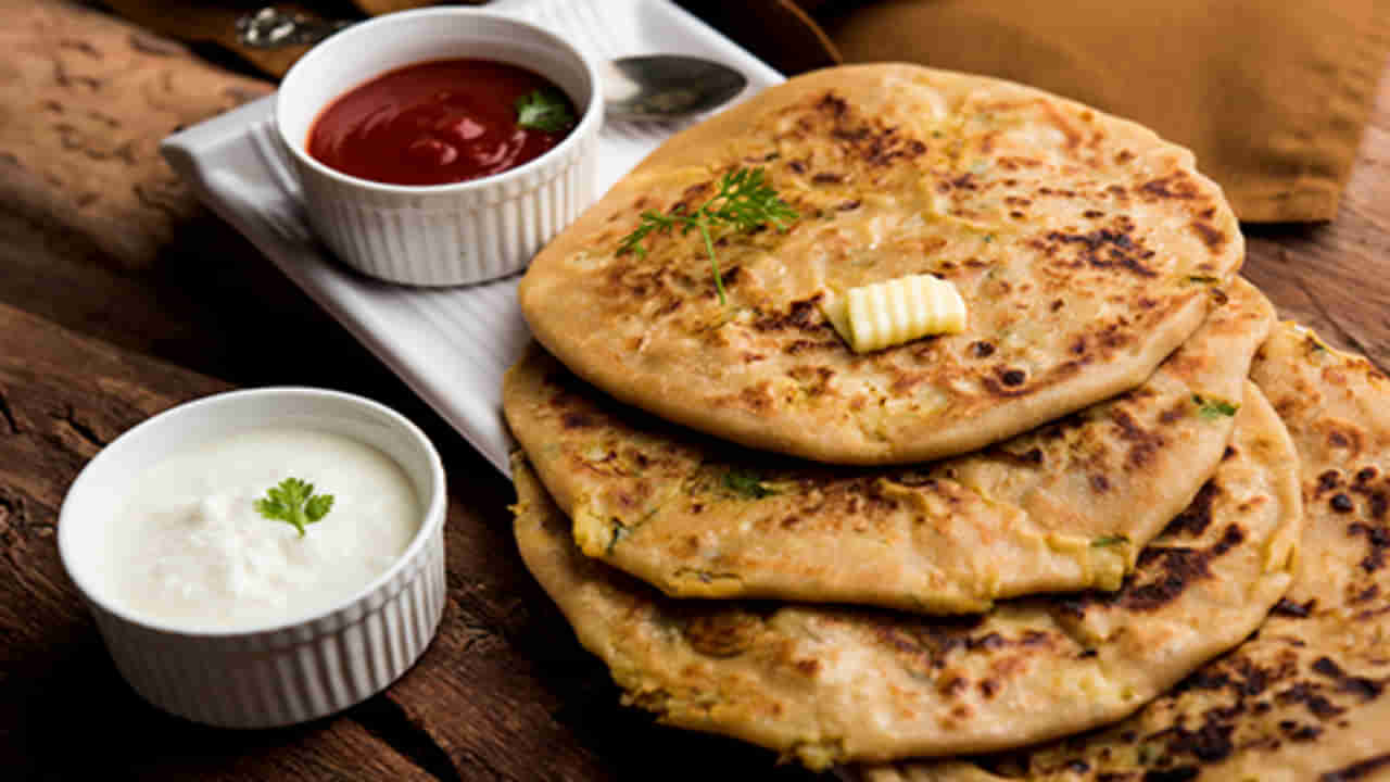 Aloo Paratha: వేడి వేడిగా వెన్నలా కరిగిపోయే ఆలూ పరాటా.. చేయడం చపాతీకన్నా ఈజీ