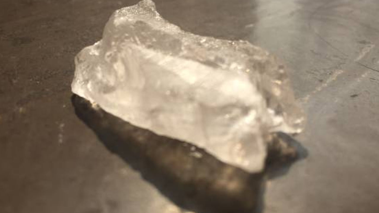 మొటిమలకు పటిక వాడకం: యుక్తవయస్సుకు ముందు.. తరువాత యువత మొటిమలతో బాధపడుతున్నారు. మొటిమల సమస్య కొంత మంది చాలా తీవ్రంగా కూడా ఉంటుంది. మొటిమలు నయం కానప్పుడు.. చాలా మంది రకరకాల రసాయన క్రీములను ఆశ్రయిస్తారు. వాటికి బదులుగా.. పటికను ఉపయోగించడం వల్ల మొటిమలు తొలగిపోవడమే కాదు ముఖం రంగు కూడా మెరుగుపడుతుంది.
