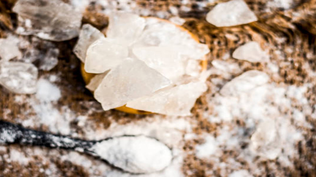 ముఖం మీద మచ్చలను తొలగించడానికి పటిక: పటిక నీటిని ఉపయోగించడం వల్ల చర్మంలోని మచ్చలు తొలగిపోయి, చర్మం కాంతివంతంగా మారుతుంది. దీనిని ఉపయోగించడం సులభం. రసాయనక క్రీమ్ కంటే చాలా మంచిది. కొద్ది మొత్తంలో పటికను తీసుకుని ఒక మగ్గులో వేయండి. అది పూర్తిగా కరిగిన తర్వాత.. ఆ నీటితో ముఖాన్ని శుభ్రం చేసుకోండి.
