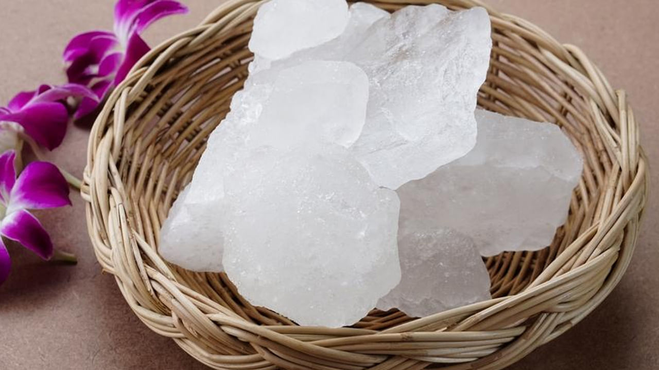 స్నానం చేసే నీటిలో పటిక: స్నానం చేసే నీటిలో పటిక ముక్క వేసుకుని కరిగిన తర్వాత ఆ నీటితో స్నానం చేయండి. ఇలా రోజూ పటిక కలిపిన నీటిని స్నానం చేయడం వలన వదులుగా ఉండే చర్మం బిగుతుగా మారుతుంది. పటిక, రోజ్ వాటర్ కలిపి కూడా ఉపయోగించవచ్చు. వారానికి రెండు లేదా మూడు సార్లు పటిక రోజ వాటర్ కలిపిన నీటితో స్నానం చేయవచ్చు. లేదా ముఖం శుభ్రం చేసుకోవచ్చు. ఎవరైనా ముఖం మీద అవాంఛిత వెంట్రుకలతో ఇబ్బంది పడుతుంటే.. పటిక మంచి సహాయకారి. దీని కోసం ఒక టీస్పూన్ పటిక పొడిని రోజ్ వాటర్ తో కలిపి పేస్ట్ లా చేసి జుట్టు పెరిగిన ప్రదేశాలకు అప్లై చేయండి. దీని ప్రభావం కొన్ని రోజుల్లో కనిపిస్తుంది.