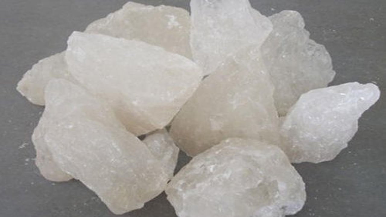 
పటికలో అనేక లక్షణాలు: పటికలో ఆస్ట్రింజెంట్ లక్షణాలు ఉన్నాయి. ఇది రంధ్రాలను బిగుతుగా చేస్తుంది. నిజానికి చర్మం మీద రంధ్రాలు పెద్దవి అయినప్పుడు మొటిమల ప్రమాదాన్ని పెంచుతాయి. పటికను పేస్ట్‌గా చేసుకుని ప్రభావిత ప్రాంతంలో అప్లై చేయడం వలన మొటిమలు నయమవుతాయి. అయితే ఈ చిట్కాను ఎక్కువ సార్లు ఉపయోగించ కూడదు.
