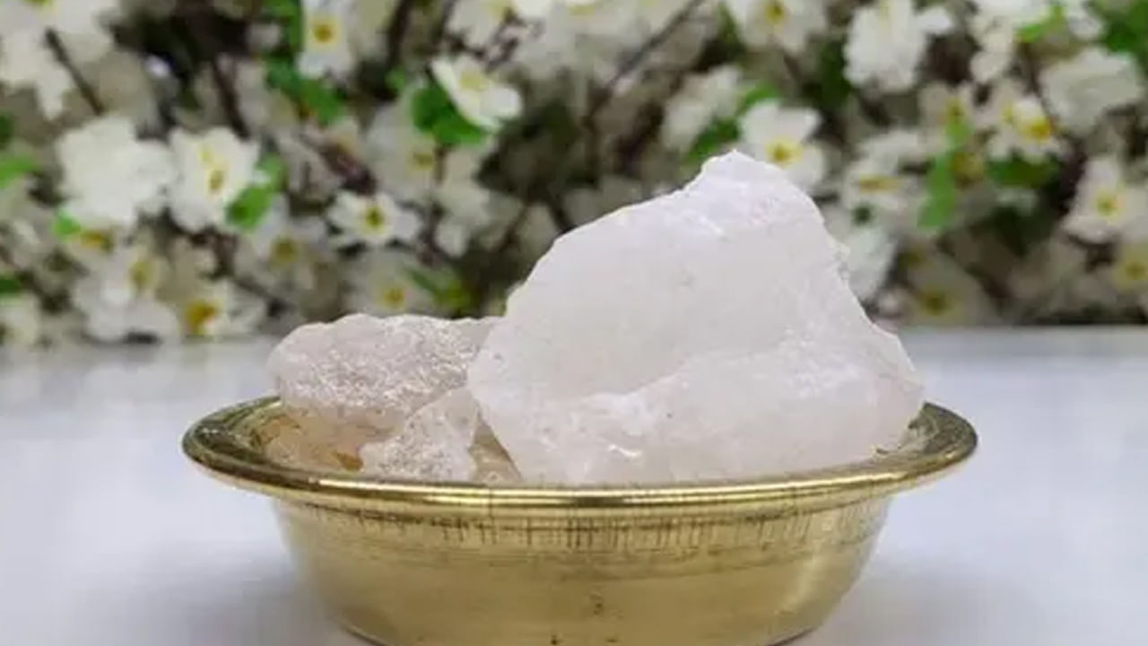 నోటి దుర్వాసనను వదిలించుకోవడానికి పటిక: పటిక మౌత్ వాష్ కంటే కూడా చాలా మంచిది. ఇది దుర్వాసనను తొలగించడమే కాకుండా నోటిలోని బ్యాక్టీరియాను కూడా నియంత్రిస్తుంది. ఒక చిన్న పటిక ముక్కను గోరువెచ్చని నీటిలో నానబెట్టి ఆ నీటితో నోరుని శుభ్రం చేసుకోండి. ఇలా చేయడం వలన దంతాల మీద ఉన్న పాచి(ఫలకం) తొలగమే కాదు లాలాజలంలోని బ్యాక్టీరియాను కూడా చంపుతుంది. ఇది నోటి దుర్వాసనను తొలగిస్తుంది.
