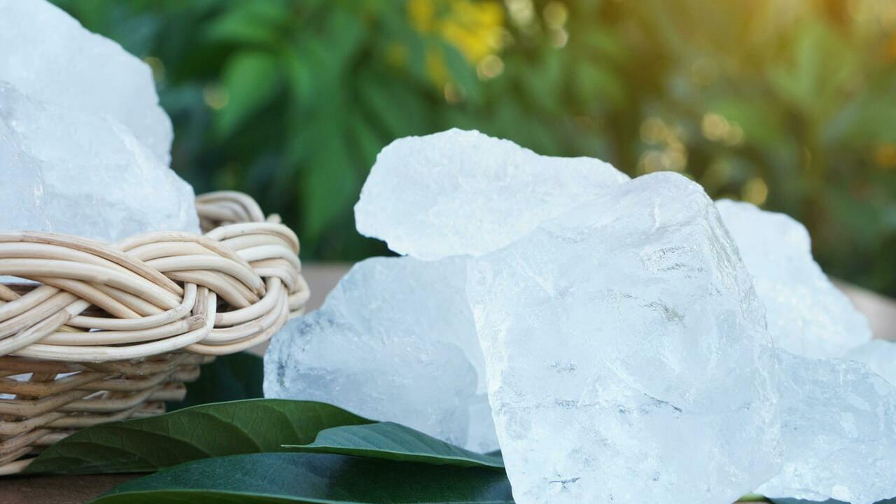 పంటి నొప్పికి ఉపశమనం: పటిక నీటిని ఉదయం, సాయంత్రం పుక్కిలించడానికి ఉపయోగించవచ్చు. ఇలా పుక్కిలించడం వల్ల గొంతు నొప్పి . పంటి నొప్పి నుంచి ఉపశమనం లభిస్తుంది. అయితే పటిక నీరు మీ గొంతులోకి దిగకుండా జాగ్రత్త వహించండి.