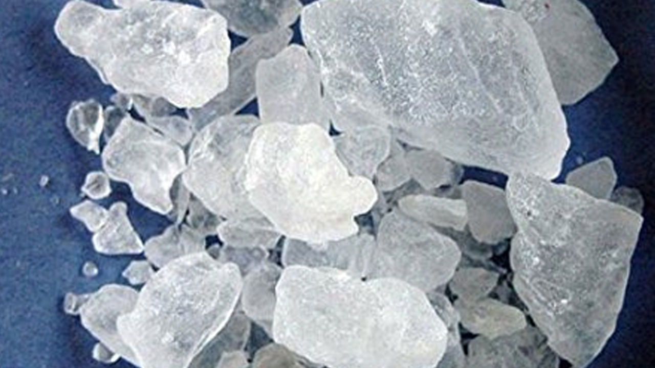 గాయాలను నయం చేయడానికి పటిక: పిల్లలు, పెద్దలు తరచుగా చర్మంపై గాయాలు లేదా కోతలకు గురవుతారు. అటువంటి పరిస్థితిలో ఇంట్లో పటిక ఉంటే.. దీని కంటే సురక్షితమైన పరిష్కారం మరొకటి లేదు. పటికలో ప్రత్యేకమైన గాయం నయం చేసే లక్షణం ఉంది. అందువల్ల చిన్న గాయాలకు లేదా చిన్న గాయాలను శుభ్రం చేయడానికి.. గోరువెచ్చని నీటిలో పటికను కలిపి ఆ నీటిలో కాటన్ క్లాత్ ముంచి శుభ్రం చేసుకోవాలి. ఇలా చేయడం వలన గాయాలు త్వరగా నయమవుతాయి.
