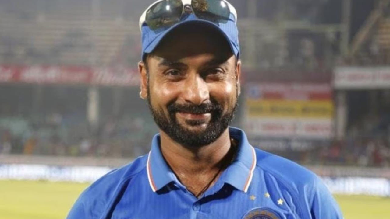 Amit Mishra Net భారత లెగ్ స్పిన్నర్ అమిత్ మిశ్రా క్రికెట్లోని అన్ని ఫార్మాట్ల నుంచి రిటైర్మెంట్ ప్రకటించాడు. అతను సోషల్ మీడియాలో పోస్ట్ చేసి తన రెండు దశాబ్దాలకుపైగా క్రికెట్ కెరీర్కు వీడ్కోలు పలుకుతున్నట్లు అభిమానులకు తెలియజేశాడు. 42 ఏళ్ల అమిత్ మిశ్రా 2017లో తన చివరి అంతర్జాతీయ మ్యాచ్ ఆడాడు. అయితే, అతను దేశీయ క్రికెట్లో చురుకుగా ఉంటూ ఐపీఎల్లో ఆడటం కొనసాగించాడు. అమిత్ మిశ్రా క్రికెట్లో తనకంటూ ఒక పేరు తెచ్చుకోవడమే కాకుండా, చాలా సంపాదించాడు. అతని నికర విలువ కోట్లలో ఉంది. లగ్జరీ కార్లను ఇష్టపడే ఈ క్రికెటర్ నికర విలువ గురించి తెలుసుకుందాం..Worth