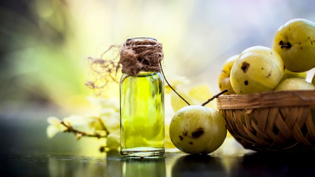 ఆమ్లా నూనె: ఆమ్లా (ఉసిరి) నూనెలో విటమిన్ సి, యాంటీఆక్సిడెంట్లు పుష్కలంగా ఉంటాయి. అందువల్ల, ఇది జుట్టును బలంగా మార్చడానికి   సహాయపడుతుంది, అంతేకాకుండా జుట్టు రాలడాన్ని నివారించి జుట్టు వేగంగా పెరగడానికి సహాయపడుతుంది. ఆమ్లా నూనెను తలకు బాగా అప్లై చేసి రాత్రంతా అలాగే ఉంచండి. ఉత్తమ ఫలితాల కోసం ఈ నూనెను క్రమం తప్పకుండా ఉపయోగించండి.