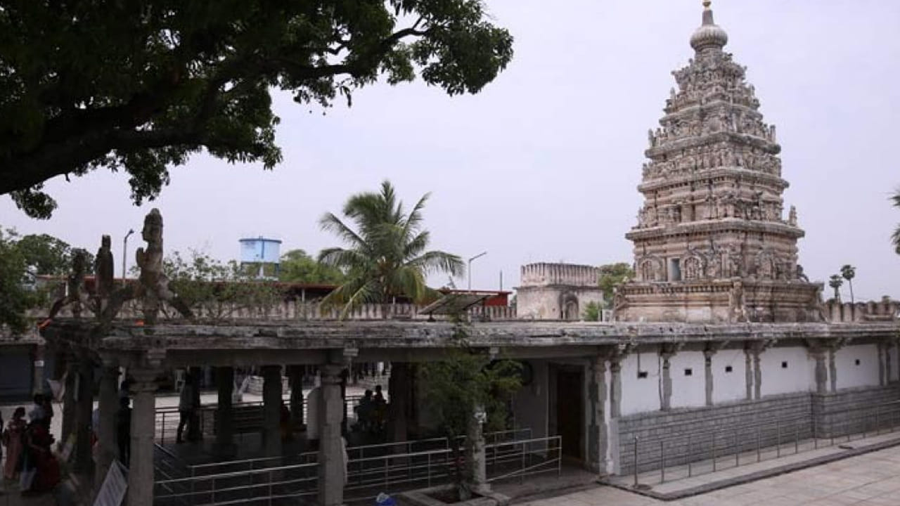 అమ్మపల్లి రామాలయాన్ని 13వ శతాబ్దంలో వేంగి రాజులు నిర్మించారు, కానీ ఈ విగ్రహం 1000 సంవత్సరాల పురాతనమైనది. ఈ ఆలయం ఏడు అంతస్తుల పెద్ద గోపురంతో అలంకరించబడింది. ఇది తెలుగు సినిమా అభిమానులలో చాలా ప్రసిద్ధి చెందింది. గోపురం ద్వారం పైన విష్ణువు నిద్రిస్తున్న భంగిమలో ఉన్న పెద్ద చిత్రం ఉంది.