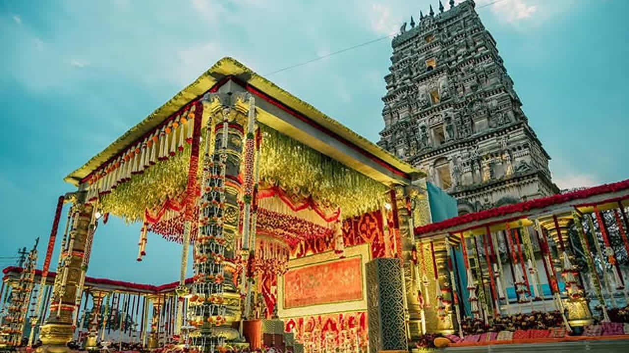 హైదరాబాద్ నగరం నుంచి మెహదీపట్నం ద్వారా ఆలయానికి చేరుకోవడానికి, శంషాబాద్ బేగంపేట జంక్షన్ వద్ద కుడి మలుపు తీసుకొని 5 కి.మీ. డ్రైవ్ చేయాలి. మీరు ORR తీసుకుంటే, శంషాబాద్ విమానాశ్రయం నిష్క్రమణ తీసుకొని, శంషాబాద్ పట్టణం వైపు వెళ్లి బస్ స్టాప్ జంక్షన్ వద్ద ఎడమ మలుపు తీసుకోవాలి. ఆలయం ప్రధాన రహదారికి దగ్గరగా ఎడమ వైపున ఉంది.