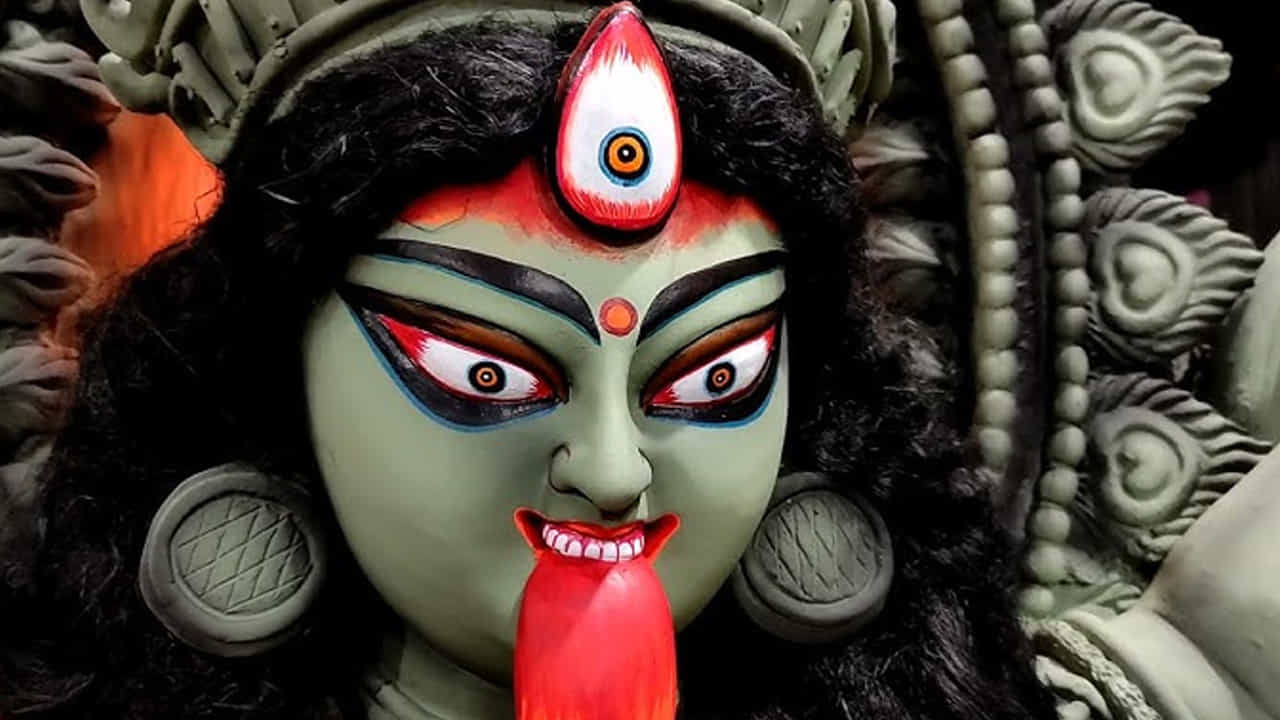 నవరాత్రుల సమయంలో ఎట్టిపరిస్థితుల్లో ఎవ్వరైనా సరే అపరిచితుల నుంచి ఇచ్చే ప్రసాదం, స్వీట్స్, లేదా ఏవైనా బహుమతులు ఇస్తే అస్సలే తీసుకోకూడదం. దీని వలన మీరు తెలియకుండానే ప్రమాదంలో చిక్కుకుంటారు. ప్రతి కూల శక్తి వస్తుంది. ఇది మీపై ఆరోగ్యపరంగా, ఆర్థికంగా అనేక ఇబ్బందులకు గురి చేసే ఛాన్స్ ఉందని చెబుతున్నారు పండితులు.