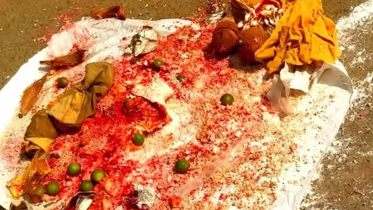 అదే విధంగా నవరాత్రి సమయంలో ఎప్పుడూ కూడా ఎవరూ స్త్రీని అగౌరవ పరచడం, అవమానించడం లాంటివి చేయకూడదని చెబుతుంటారు. ఎందుకంటే? ఈ సమయంలో అమ్మవారు చాలా శక్తివంతంగా ఉంటారు, ఏ స్త్రీని అవమానించినా ఆమె సహించదంట. ఎవరైనా స్త్రీని అవమానిస్తే వారిపై దుర్గా మాత ఆగ్రహానికి గురి కావడమే కాకుండా, తన ఆశీస్సులు కూడా అందనివ్వదంట.