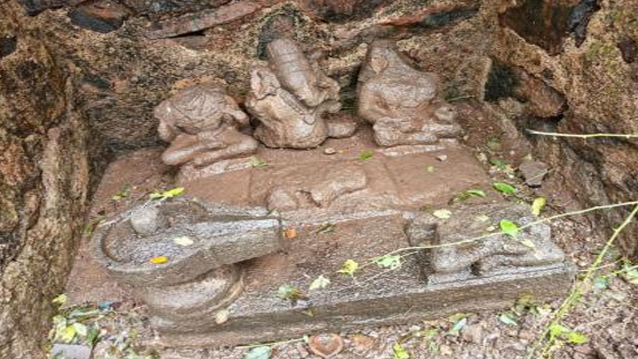 Watch: రోడ్డు మరమ్మతులు చేస్తుండగా వింత శబ్ధాలు.. బయటపడిన 250 ఏళ్ల నాటి ఆలయం ..