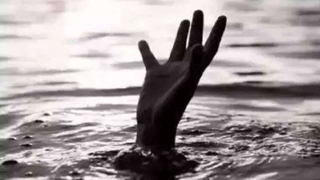 Andhra News: తీవ్ర విషాదం.. వర్షపు నీటిలో కొట్టుకుపోయిన బాలిక.. కొనసాగుతున్న గాలింపు!