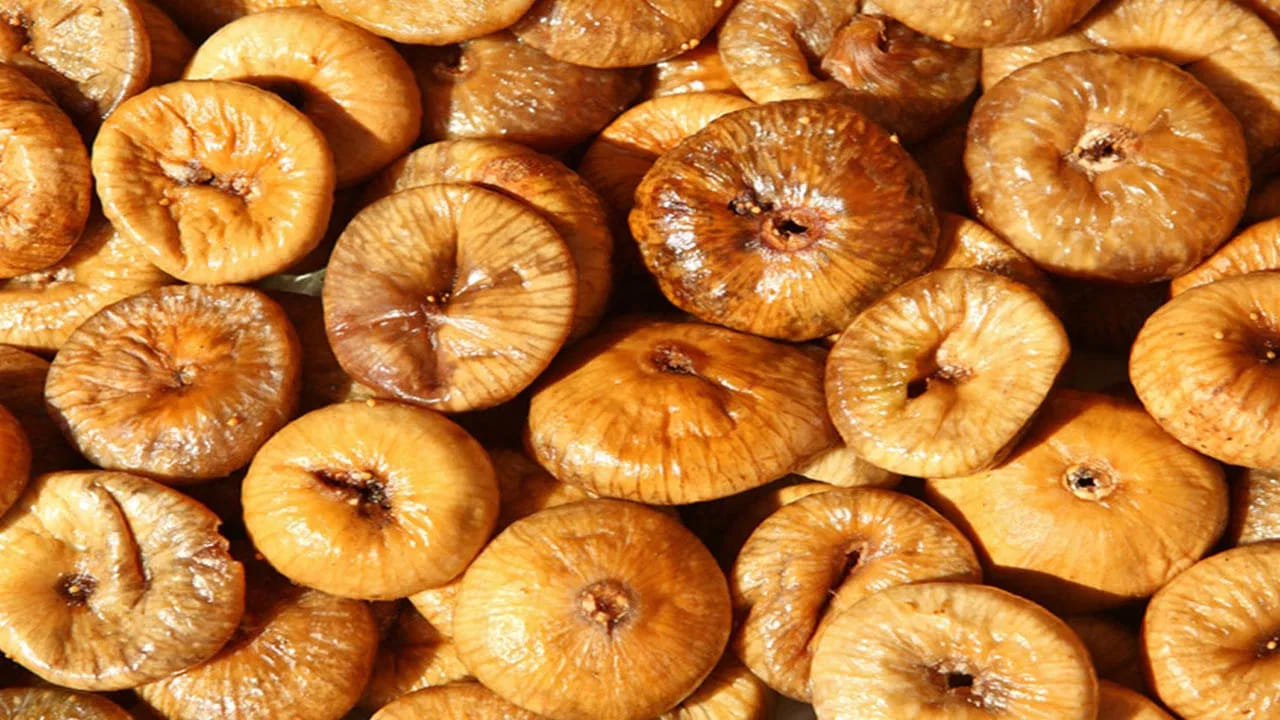 మంచి చర్మ ఆరోగ్యానికి అంజీర్ ఎంతో ఉపయోగపడతాయి. ముఖం మీద మొటిమలు, మొటిమల వల్ల ఏర్పడే సమస్యలను అంజీర్ తగ్గిస్తుంది. ప్రతిరోజూ ఒక అంజీర్ తినడం వల్ల ముఖం కాంతివంతంగా మారుతుంది.