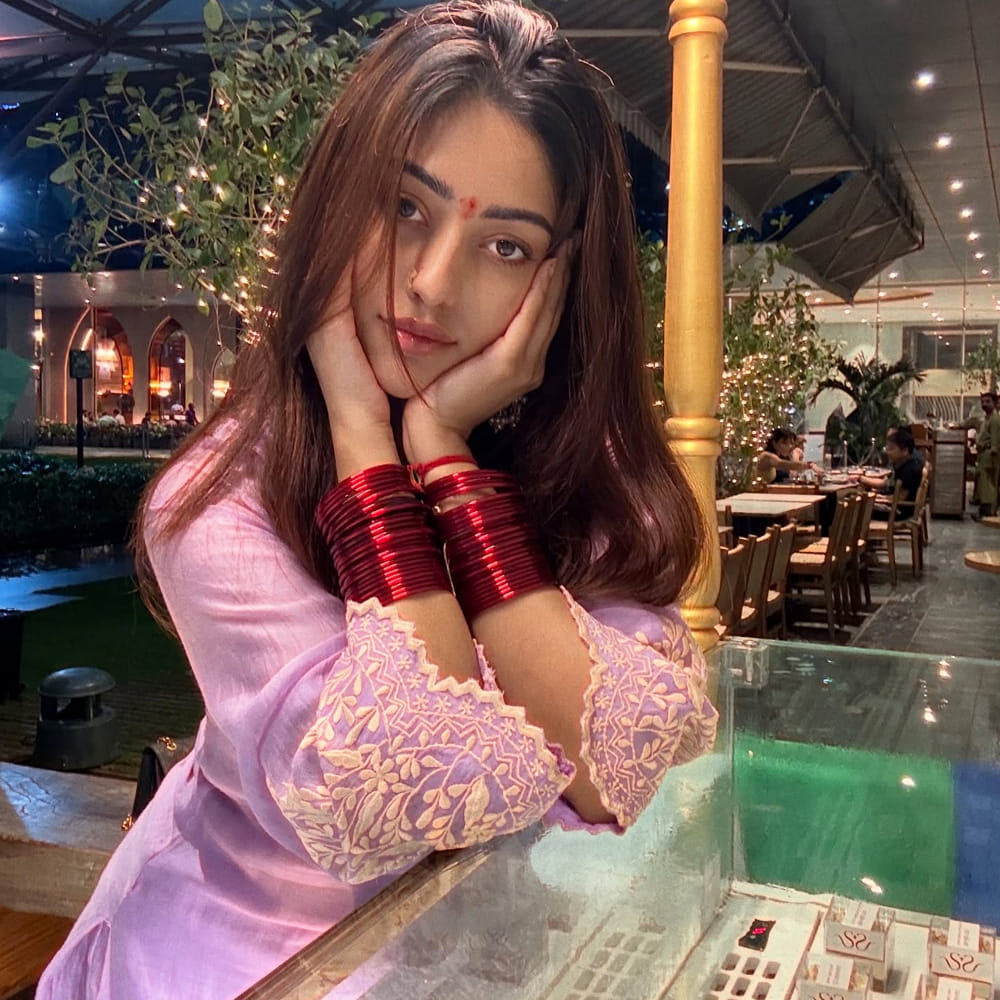 ప్రస్తుతం అను చేతిలో పెద్దగా చెప్పుకోదగ్గ సినిమాలు లేవు. దాంతో సోషల్ మీడియాలోనే ఎక్కువ సమయం గడుపుతుంది ఈ చిన్నది. తాజాగా అను ఇమ్మాన్యుయేల్ షేర్ చేసిన ఫోటోలు సోషల్ మీడియాలో వైరల్ గా మారాయి. చేతినిండా గాజులతో నుదిటిన బొట్టుతో కనిపించింది అను. 