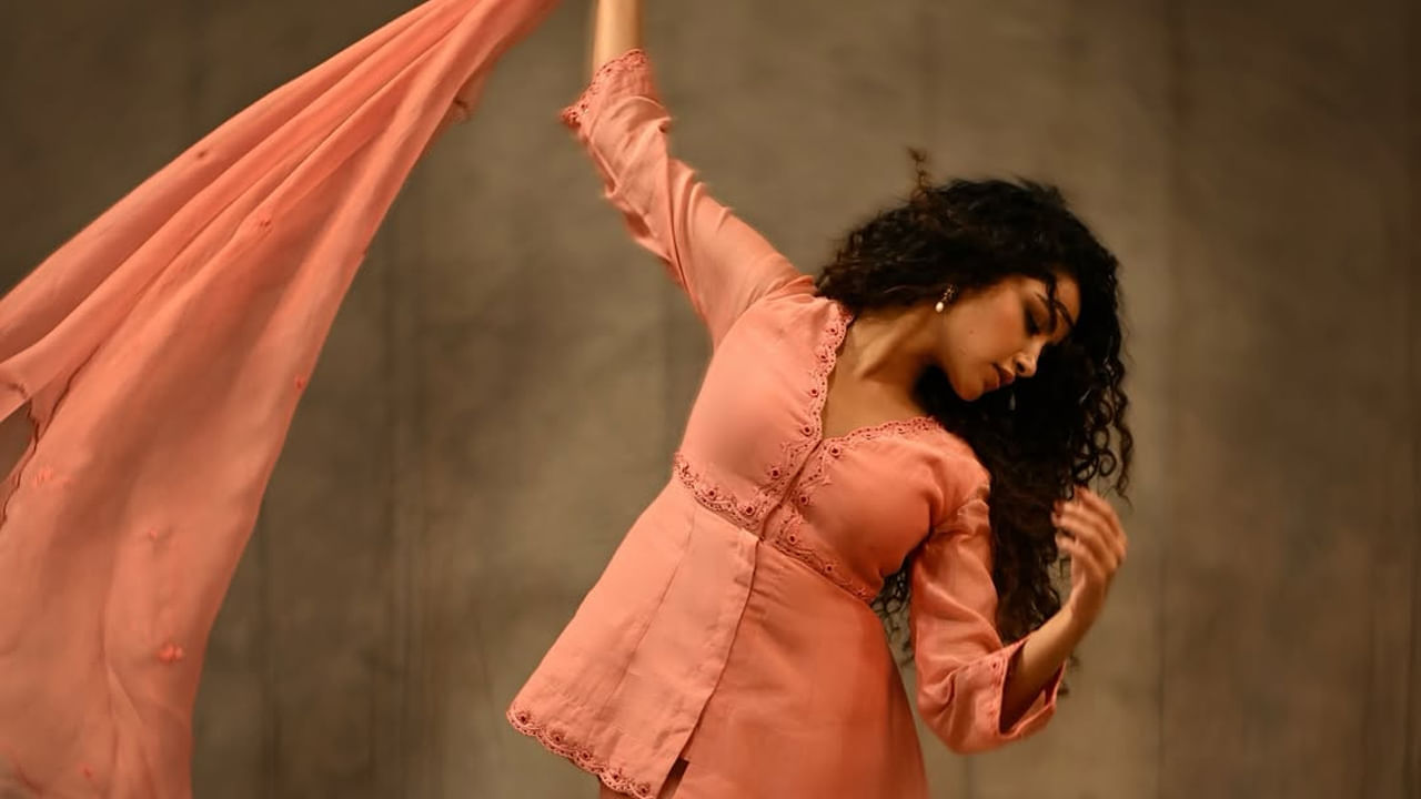 అందాల ముద్దుగుమ్మ అనుపమ పరమేశ్వరన్ గురించి ప్రత్యేకంగా చెప్పాల్సిన పని లేదు. సింపుల్‌గా కనిపిస్తూనే కుర్రకారు మనసుదోచేస్తుంది ఈ బ్యూటీ. తాజాగా ఈ అమ్మడు చుఢీదార్‌లో తన అంద చందాలతో మతి పొగొడుతుంది. మరి మీరు కూడా ఆఫొటోస్ పై ఓ లుక్ వేయండి.