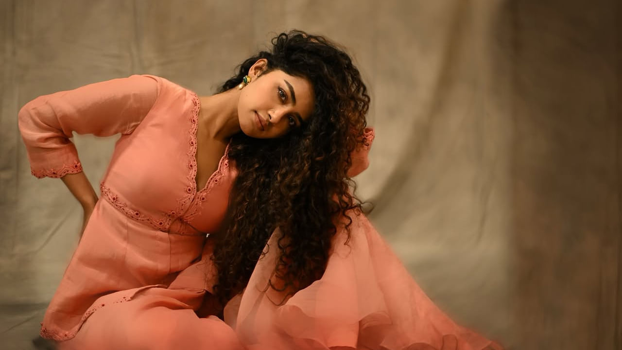 ఈ మూవీలో ఈ అమ్మడు గ్లామర్‌కు ప్రతి ఒక్కరూ ఫిదా అయ్యారు.దీంతో ఈ మూవీ తర్వాత వరసగా ఆఫర్స్ అందుకుంటూ బ్లాక్ బస్టర్స్ హిట్స్ తన ఖాతాలో వేసుకుంటుంది. సక్సెస్ జోష్‌లో ఉన్న ఈ చిన్నది తాజాగా చుఢీదార్‌లో తన అంద చందాలతో అందరి మనసు దోచేస్తూ నెట్టింట హల్ చల్ చేస్తుంది