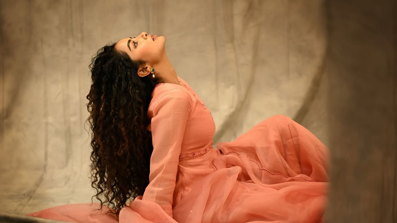 రీసెంట్‌గా పరదా మూవీతో తెలుగు అభిమానులను పలకరించింది ఈ బ్యూటీ కానీ ఈ మూవీ బాక్సాఫీస్ వద్ద డిజాస్టర్‌గా నిలిచింది. కానీ కిష్కిందపురి సినిమాతో బ్లాక్ బస్టర్ ఖాతాలో వేసుకొంది.  ఈ అమ్మడు డీజే టిల్లు స్క్వేర్ మూవీతో మంచి ఫాన్ ఫాలోయింగ్ సంపాదించుకుంది.