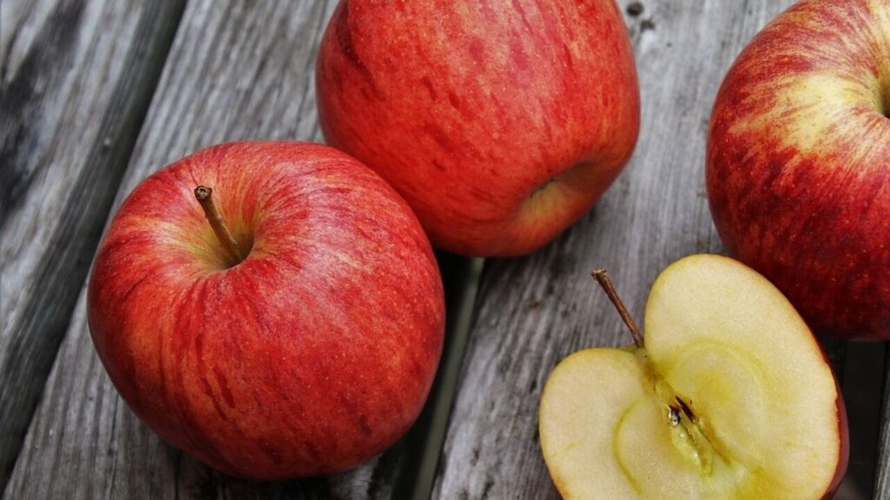 కట్ చేసిన యాపిల్స్ ముక్కలను సోడా నీరు లో నానబెట్టడం వలన కూడా మంచి ప్రయోజనం ఉంటుందంట. సోడా నీటిలో కార్బన్ డయాక్సైడ్ చాలా ఎక్కువగా ఉంటుంది. అందువలన ఇది యాపిల్ పండ్ల ఆక్సీకరణను తగ్గిస్తుంది. దీంతో యాపిల్స్ ముక్కలు రంగు గోధమ రంగులోకి మారకుండా, కాయ కోసినప్పుడు ఎలా ఉంటుందో అలానే ఉంటుందంట. దీని కోసం ఒక బౌల్లో సోడా నీ రు పోసి, అందులో ఐదు నిమిషాల పాటు యాపిల్ ముక్కలను ఉంచాలంట. తర్వాత వాటిని బయటకు తీస్తే ఫ్రెష్గా కనిపిస్తాయి.