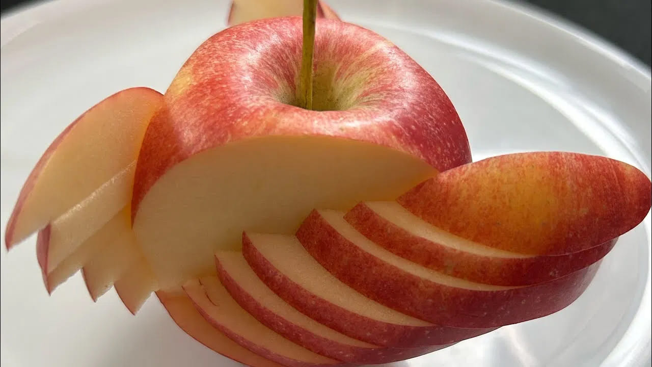 అదే విధంగా ఒక బౌల్ తీసుకొని అందులో కొన్ని నీరు తీసుకోవాలి. వన్ స్పూన్ ఉప్పు వేసి, తర్వాత కట్ చేసిన యాపిల్స్ అందులో వేసి కొద్ది సేపు నాన బెట్టాలి. కనీసం పదినిమిషాలు సాల్ట్ వాటర్లో ఉండనివ్వాలంట. తర్వాత ఆ యాపిల్ ముక్కలను ఫ్రెష్గా నీటుగా, నార్మల్ వాటర్లో కడిగేసి బాక్స్లో పెట్టేసుకోవాలి. వాటి రంగు మారకుండా ఫ్రెష్గా ఉంటాయంట.