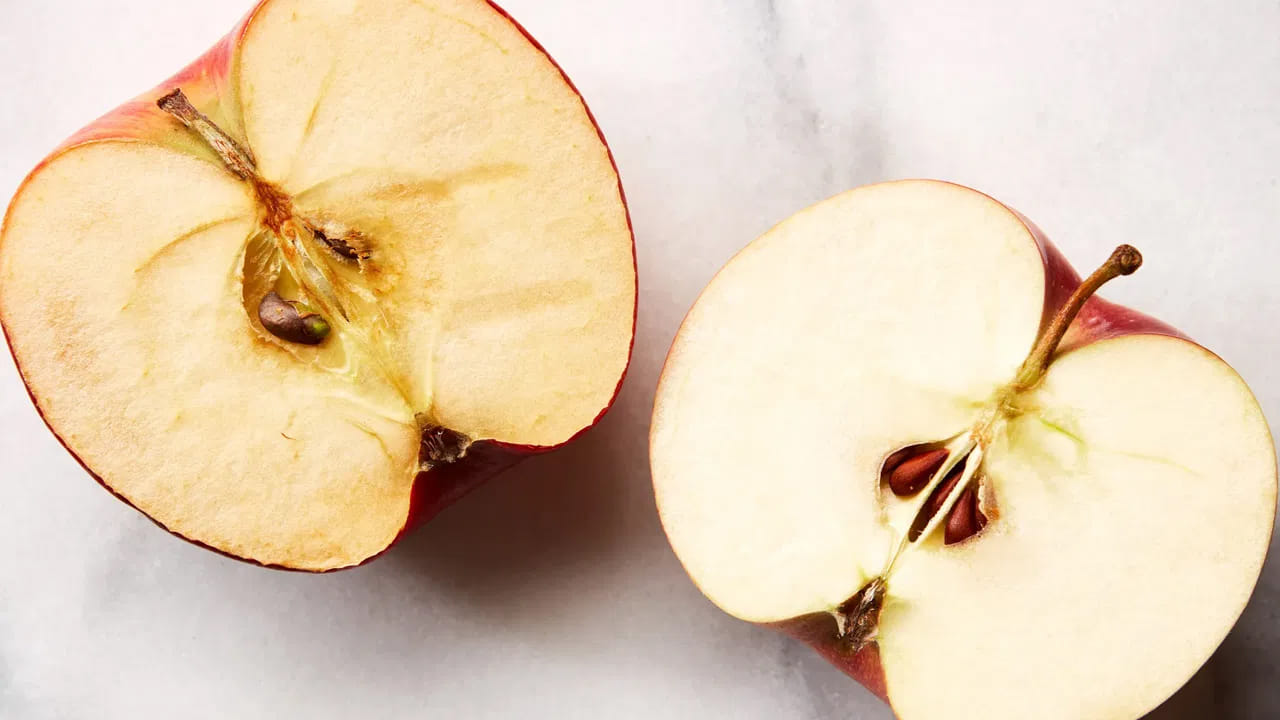 కట్ చేసిన యాపిల్స్ ముక్కలకు గాలి తాకినప్పుడు వాటికి ఆక్సీకరణం జరుగుతుంది. దీంతో యాపిల్స్ గోధుమ రంగులోకి మారుతాయి. అయితే ఇవి గోధుమ రంగులోకి మారకూడదంటే, ఒక బాక్స్లో నీరు పోసి అందులో రెండు చుక్కల నిమ్మరసం వేసి అదులో కట్ చేసిన యాపిల్స్ ముక్కలను నానబెట్టాలి. ఇలా చేయడం వలన ఆక్సీకరణ తగ్గి పండ్లు గోధుమ రంగులోకి మారకుండా ఉంటాయంట. అయితే కొంచెం టేస్ట్ మారతుందంట.