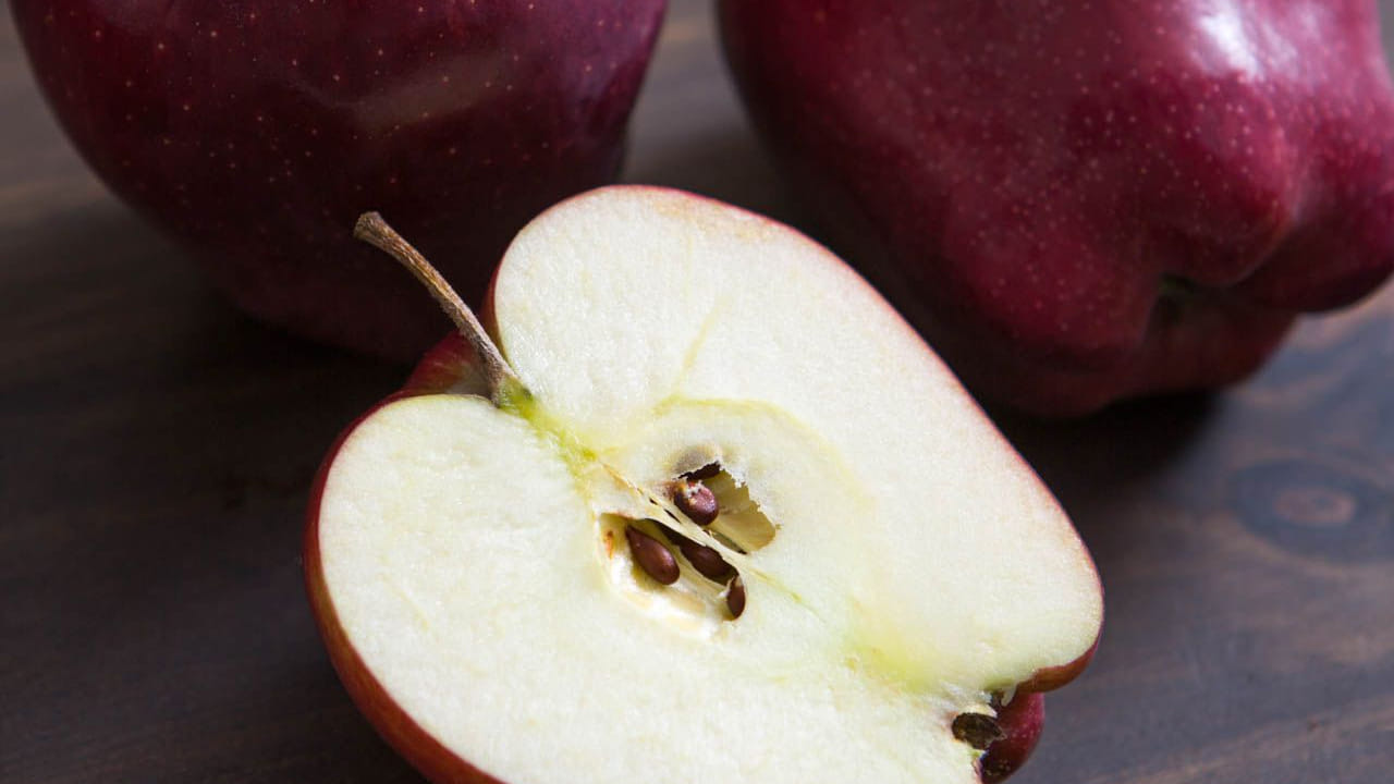 అలాగే సాధారణ చల్లటి నీటిలో కూడా ఆపిల్ ముక్కలను కోసి నానబెట్టడం వలన కూడా యాపిల్ ముక్కలు ఫ్రెష్గా ఉంటాయంట. అంతే కాకుండా యాపిల్స్ కట్ చేసిన వెంటనే బాక్స్లో పెట్టి, గాలి చొరబడకుండా గట్టిగా మూత పెట్టడం వలన కూడా యాపిల్స్ మక్కలు రంగు మారకుండా ఉంటాయంట.