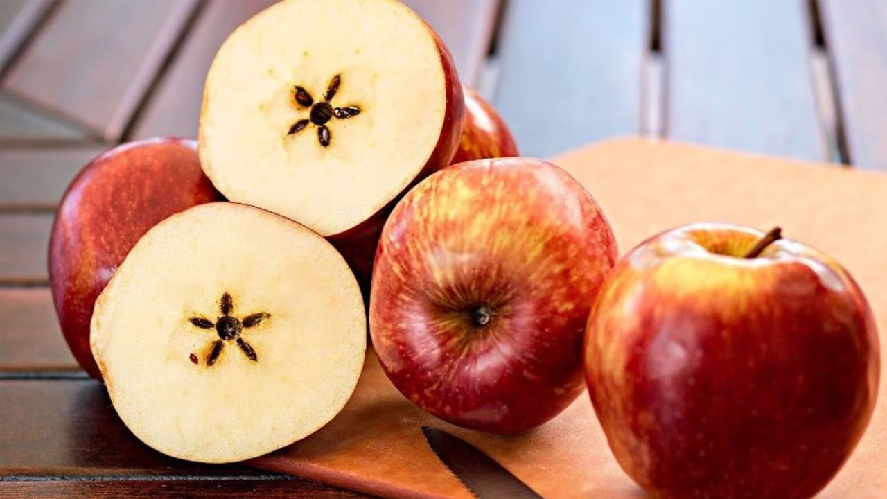 ఏ పండు తినాలి?: వర్షా కాలంలో మీరు ఆరోగ్యంగా ఉండాలనుకుంటే మీరు ఆపిల్, నేరేడు పండ్ల‌ను తినొచ్చు. ఈ సీజన్‌లో ఆపిల్ తినడం ఆరోగ్యానికి మేలు చేస్తుంది. యాపిల్స్‌లో ఫైబర్ పుష్కలంగా ఉంటుంది. ఇది జీర్ణవ్యవస్థను ఆరోగ్యంగా ఉంచడంలో సహాయపడుతుంది. 