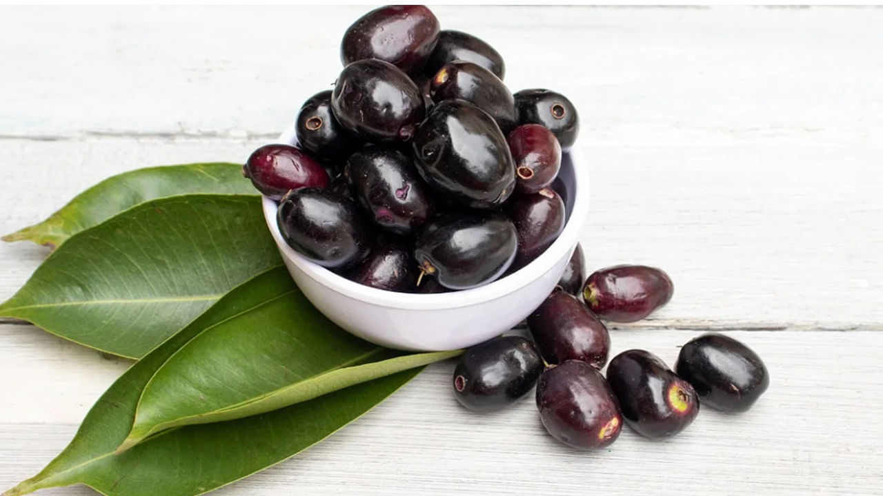 అలాగే నేరేడు పండ్ల‌ను కూడా తిన‌ండి. ఇవి తినడం వ‌ల్ల రక్తంలో హిమోగ్లోబిన్‌ను పెరుగుతుంది. వర్షాకాలంలో దానిమ్మ కూడా మంచి ఎంపిక. వీటిలో యాంటీఆక్సిడెంట్లు, విటమిన్ సీ పుష్కలంగా ఉంటాయి. ఇవి రోగనిరోధక శక్తిని పెంచి జలుబు, దగ్గు వంటివి రాకుండా చేస్తాయి. వీటితో పాటు అర‌టి, లిట్చీ వంటి ఇతర పండ్ల‌ను కూడా తీసుకోవ‌చ్చు.