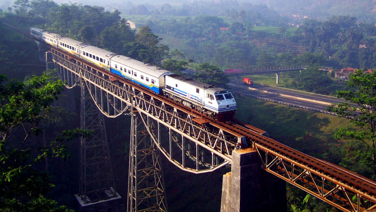 అర్గో గేడే రైలు రైలు మార్గం, ఇండోనేషియా: ఈ రైలు మార్గం జకార్తా నుంచి బాండుంగ్ వరకు నడుస్తుంది. సికురుతుగ్ పైలాన్ ట్రెస్టల్ వంతెన మీదుగా వెళుతుంది. ఇది క్రింద ఉన్న లోతైన ఉపఉష్ణమండల లోయ ఉత్కంఠభరితమైన దృశ్యాలను అందిస్తుంది. వంతెన కంచె లేకుండా ఉండటం వలన ఇది సురక్షితం కాకపోయినప్పటికీ, సుందరమైన దాని దృశ్యాలు చూపర్లను ఆకట్టుకుంటాయి.