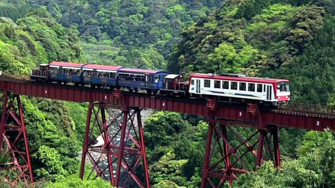 అసో మినామి రూట్, జపాన్: ఈ రైలు ప్రయాణం మిమ్మల్ని జపాన్‌లోని అత్యంత చురుకైన అగ్నిపర్వత ప్రాంతం గుండా తీసుకెళుతుంది, అక్కడ మీరు లావాతో కాలిపోయిన అడవులను చూడవచ్చు. పేలుడు సంభవించే అవకాశం ఉన్న ప్రాంతం గుండా స్వారీ చేయడంలో థ్రిల్‌ను అనుభవించవచ్చు. ఇది చాలా డేంజరస్ జర్నీ అనే చెప్పాలి.