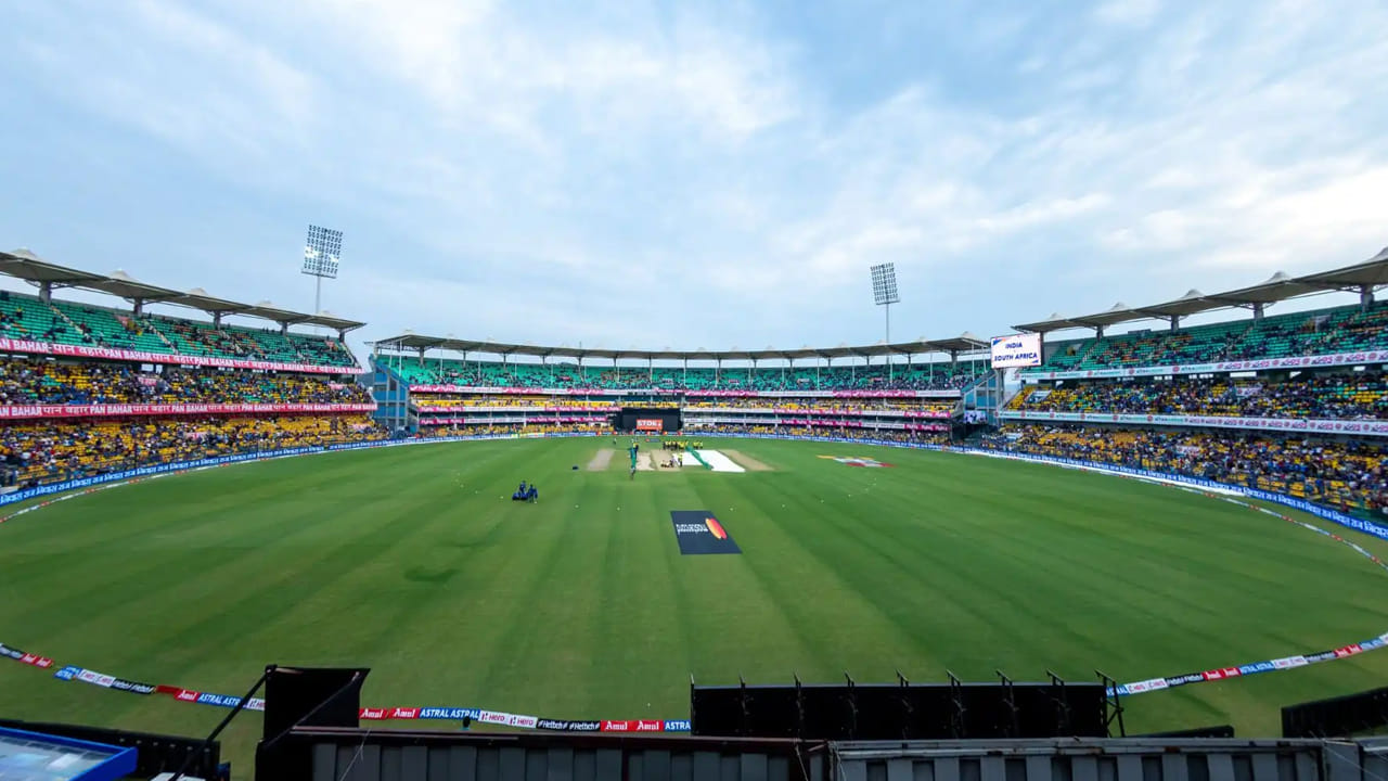 అస్సాం క్రికెట్ అసోసియేషన్ స్టేడియం, గౌహతి.. అస్సాం క్రికెట్ అసోసియేషన్ స్టేడియం 46,000 సామర్థ్యంతో ICC మహిళల ప్రపంచ కప్ 2025లో ఉపయోగించబడుతున్న అతిపెద్ద మైదానం. ఈశాన్య రాష్ట్రమైన అస్సాంలో ఉన్న ఈ వేదిక 2012లో ప్రారంభమైంది. ఇక్కడ ఐపీఎల్‌ మ్యాచ్‌లు కూడా జరిగాయి. ఈ మైదానంలో ఎనిమిది అంతర్జాతీయ సెంచరీలు నమోదయ్యాయి, వాటిలో రెండు విరాట్ కోహ్లీ సాధించాడు. ఈ సంవత్సరం ప్రపంచ కప్‌లో అస్సాం క్రికెట్ అసోసియేషన్ స్టేడియం ఐదు మ్యాచ్‌లకు ఆతిథ్యం ఇవ్వనుంది.