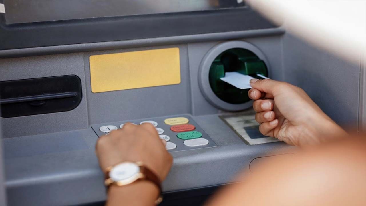 ATM Transaction Charges: ఆటోమేటెడ్ టెల్లర్ మెషీన్లు (ATMలు) బ్యాంకింగ్‌ను చాలా సౌకర్యవంతంగా చేశాయి. వినియోగదారులు బ్యాంకు శాఖలను సందర్శించాల్సిన అవసరాన్ని గణనీయంగా తగ్గించాయి. అయితే యాక్సెస్ సౌలభ్యం స్వాగతించినప్పటికీ చాలా మందికి ATM లావాదేవీలకు సంబంధించిన నియమాలు, ఛార్జీల గురించి తెలియదు. ఇటీవల రిజర్వ్ బ్యాంక్ ఆఫ్ ఇండియా (RBI) ఉచిత లావాదేవీ పరిమితులు, వర్తించే రుసుములకు సంబంధించి అప్‌డేట్‌ చేసిన మార్గదర్శకాలను ప్రకటించింది.